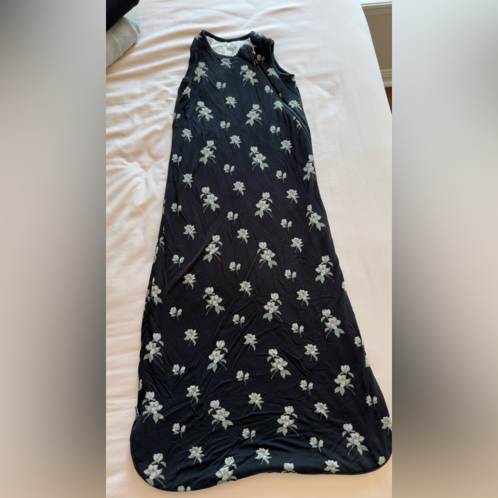 Kyte Baby Midnight magnolia sleep bag